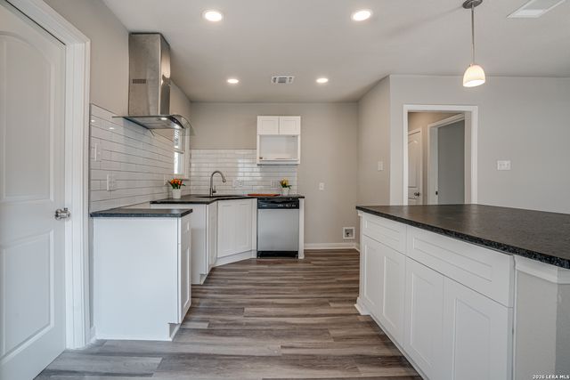 2411 W Huisache Av., San Antonio, TX 78228