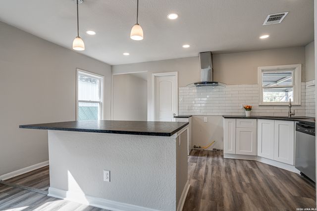 2411 W Huisache Av., San Antonio, TX 78228