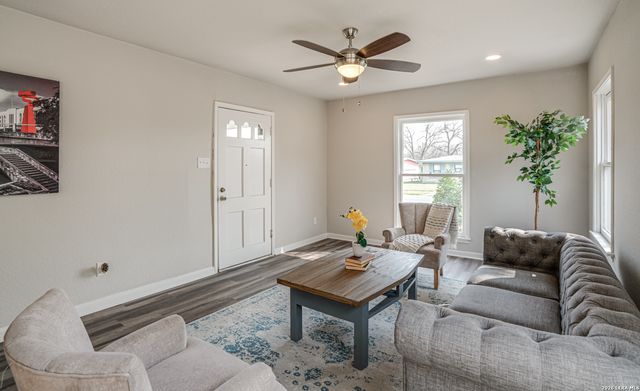 2411 W Huisache Av., San Antonio, TX 78228