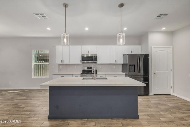 210 W SUNLAND Avenue, Phoenix, AZ 85041