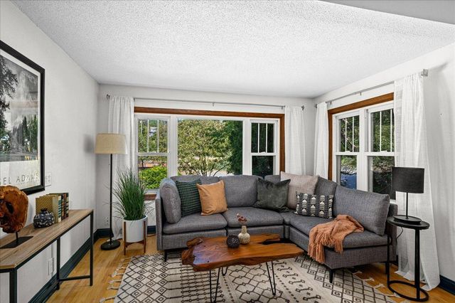 824 E 11th Street, Duluth, MN 55805