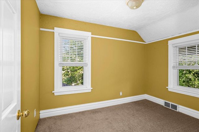 824 E 11th Street, Duluth, MN 55805