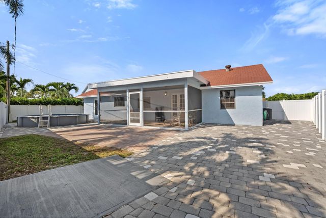 3904 NW Tracewood Lane, Boynton Beach, FL 33436