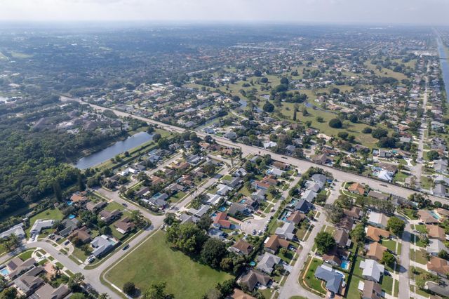 3904 NW Tracewood Lane, Boynton Beach, FL 33436