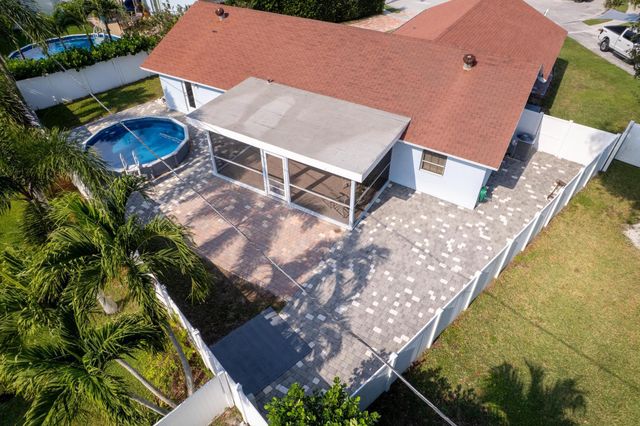 3904 NW Tracewood Lane, Boynton Beach, FL 33436