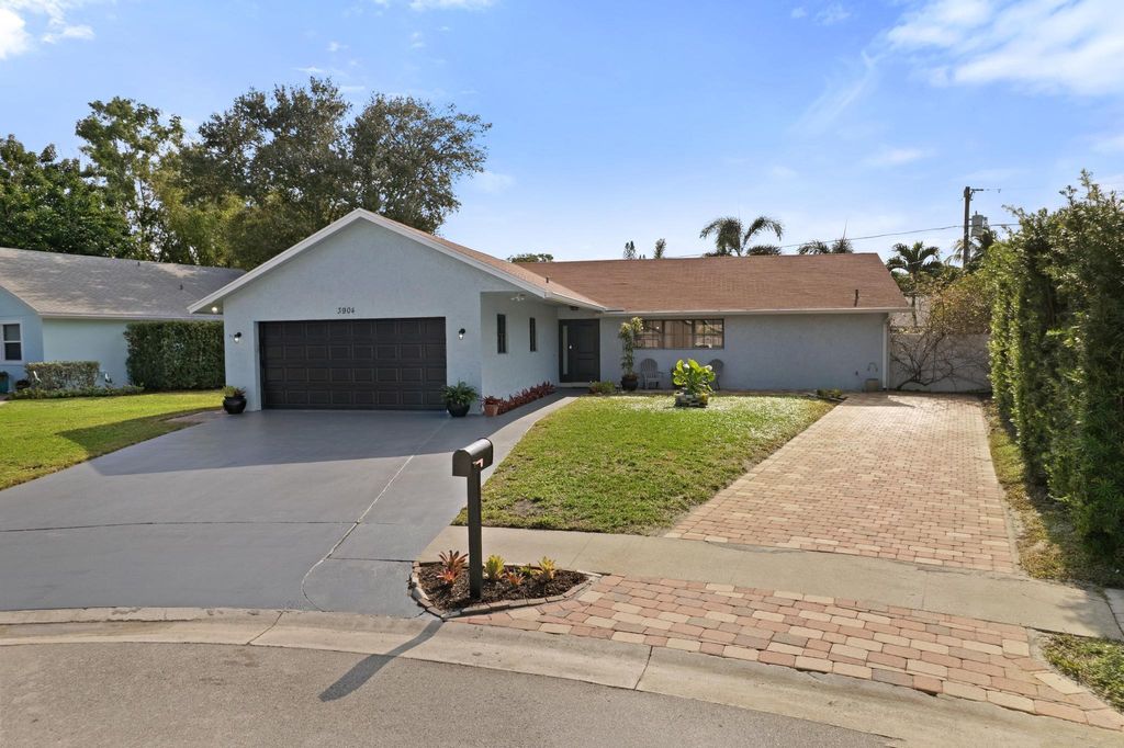 3904 NW Tracewood Lane, Boynton Beach, FL 33436