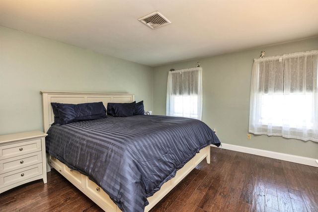 136 Fox Hollow Way, Manchester, NH 03104