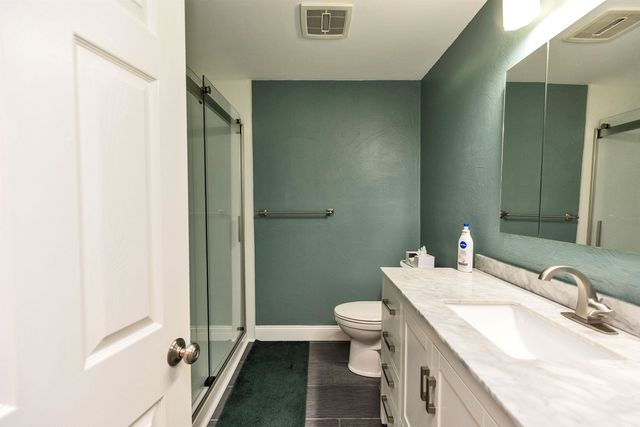 136 Fox Hollow Way, Manchester, NH 03104
