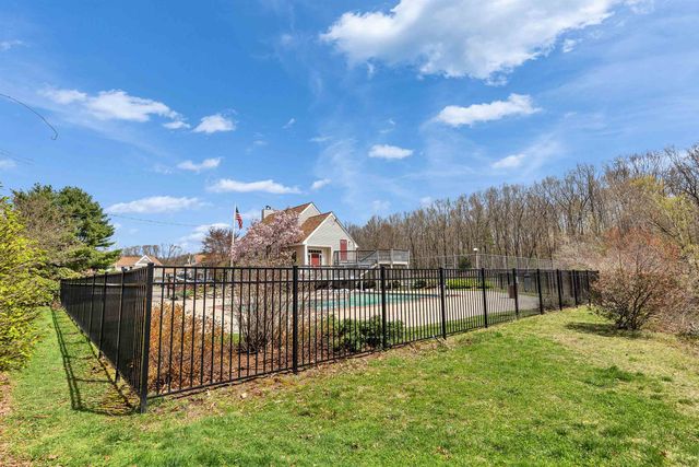 136 Fox Hollow Way, Manchester, NH 03104
