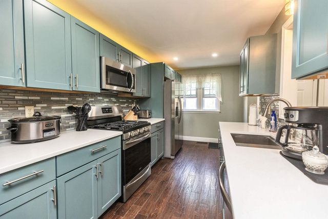 136 Fox Hollow Way, Manchester, NH 03104