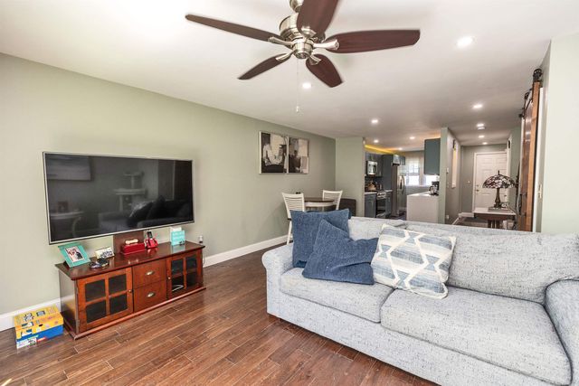 136 Fox Hollow Way, Manchester, NH 03104
