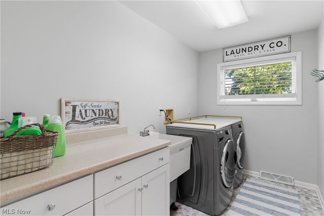 1001 Oneida Trail SW, Hartville, OH 44632