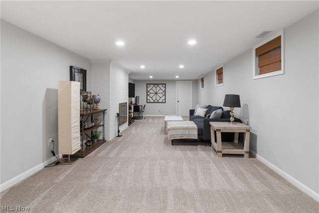 1001 Oneida Trail SW, Hartville, OH 44632