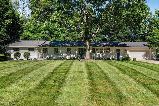 1001 Oneida Trail SW, Hartville, OH 44632