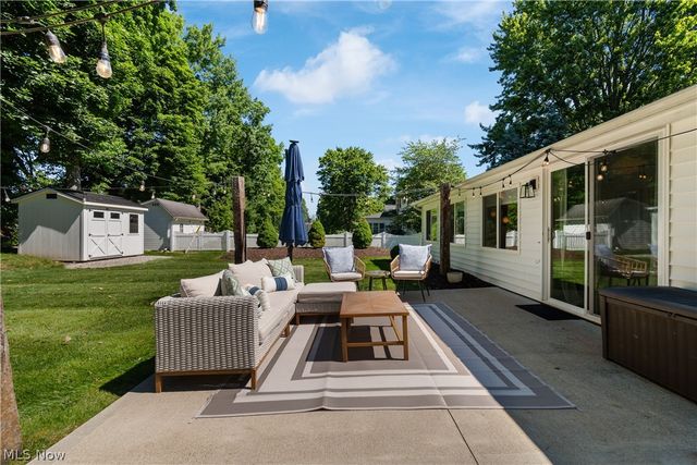 1001 Oneida Trail SW, Hartville, OH 44632