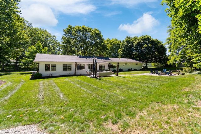 1001 Oneida Trail SW, Hartville, OH 44632