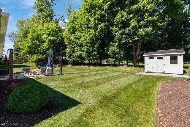 1001 Oneida Trail SW, Hartville, OH 44632