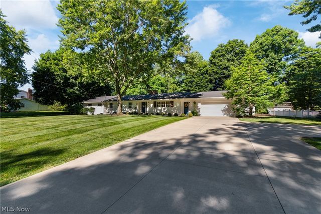 1001 Oneida Trail SW, Hartville, OH 44632