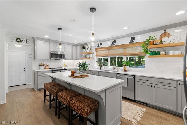 1001 Oneida Trail SW, Hartville, OH 44632