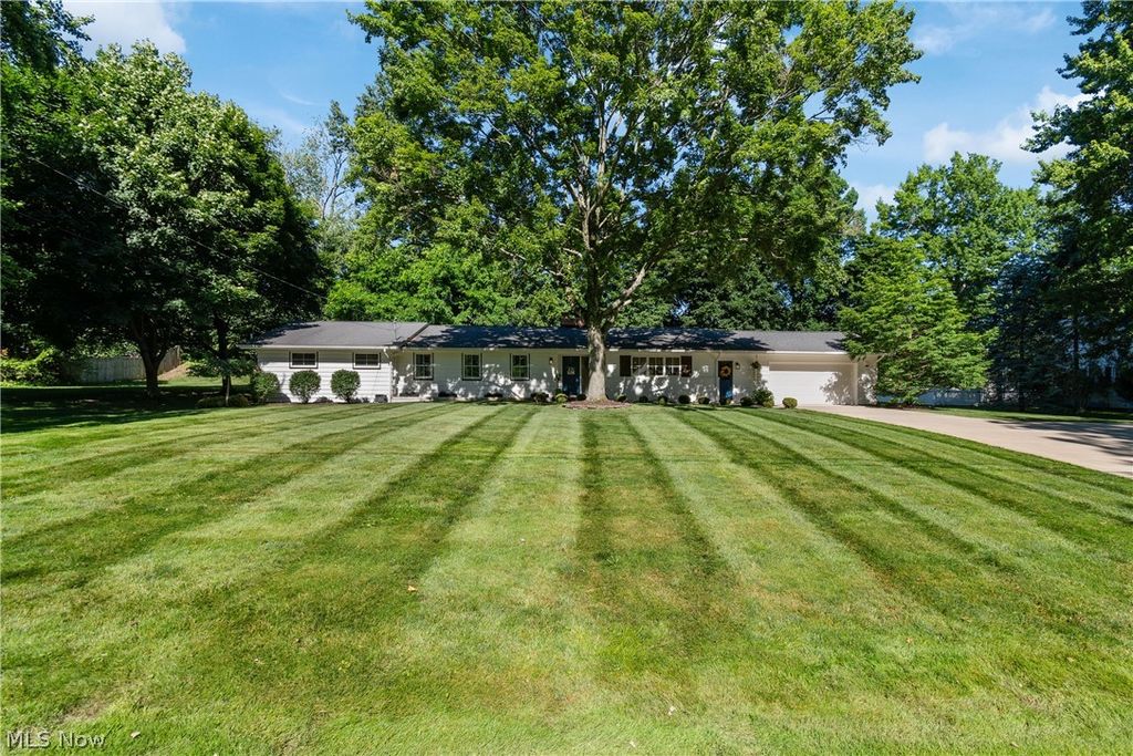 1001 Oneida Trail SW, Hartville, OH 44632