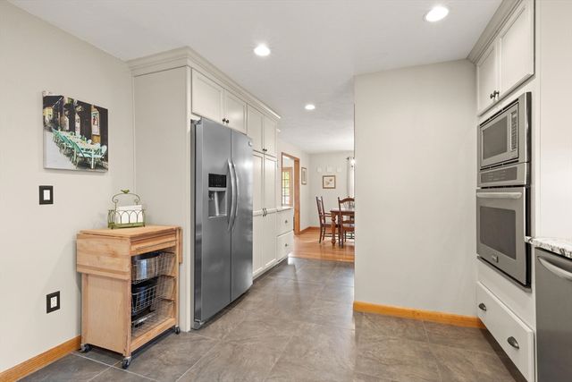 48 Beatrice Ln, Holliston, MA 01746