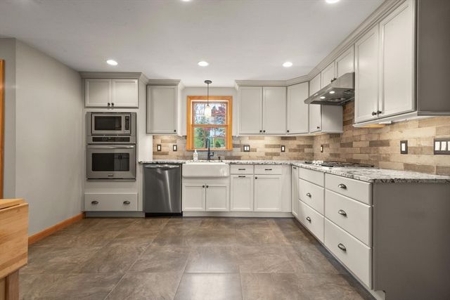 48 Beatrice Ln, Holliston, MA 01746