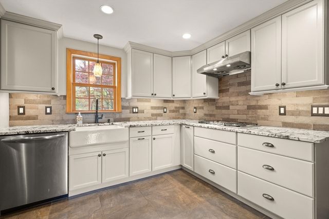 48 Beatrice Ln, Holliston, MA 01746