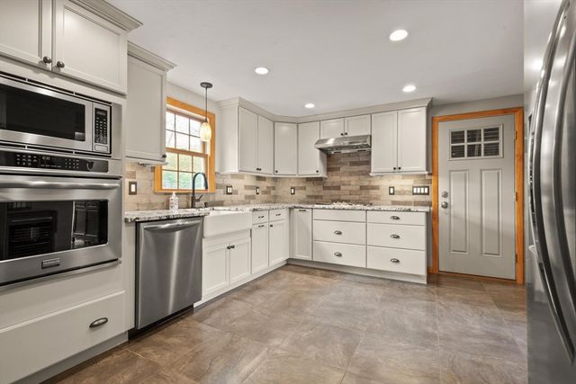 48 Beatrice Ln, Holliston, MA 01746