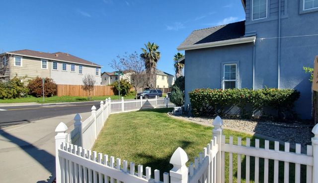 2602 Country Manor Dr, Riverbank, CA 95367