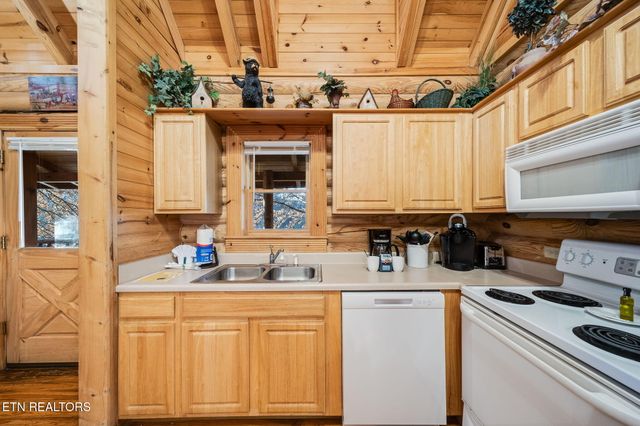 3221 Smoky Ridge Way, Sevierville, TN 37862