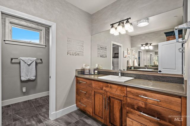 2156 E Hyper Dr, Meridian, ID 83642