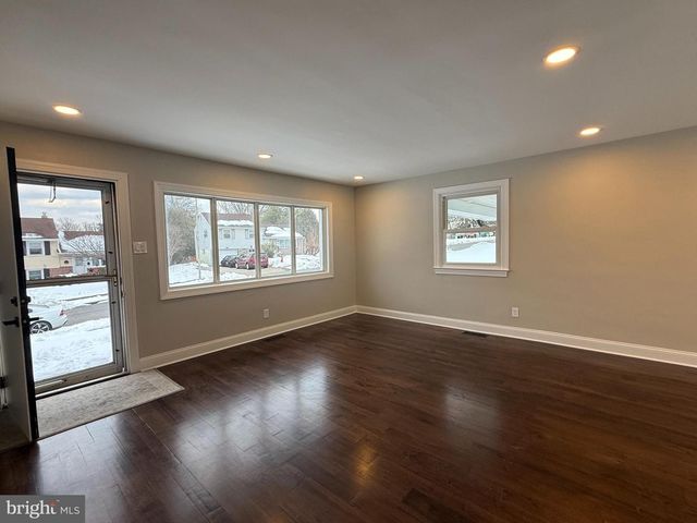 41 DORSET DR, Broomall, PA 19008