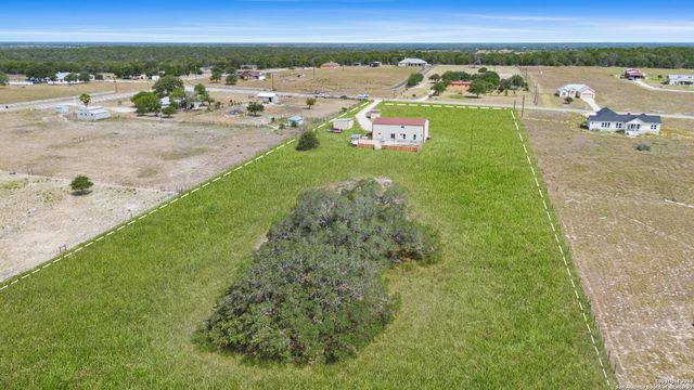 201 Lakeview Cir, La Vernia, TX 78121
