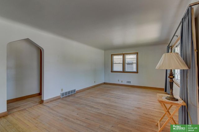 7517 Erskine Street, Omaha, NE 68134