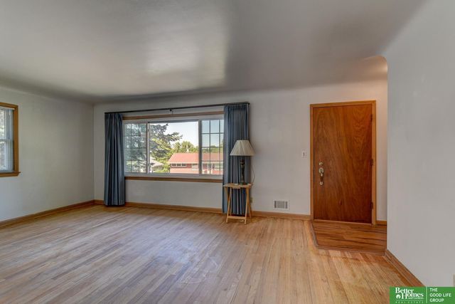 7517 Erskine Street, Omaha, NE 68134
