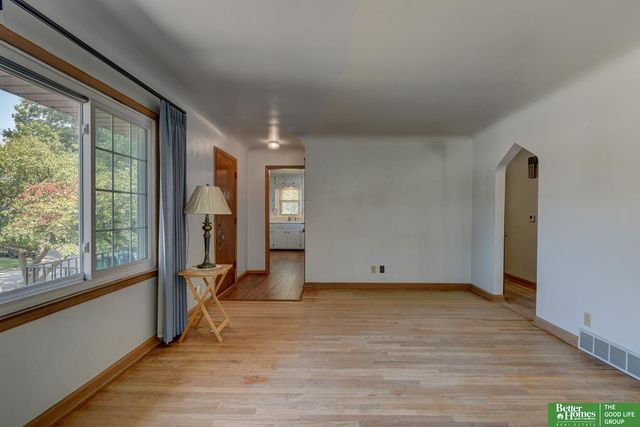 7517 Erskine Street, Omaha, NE 68134