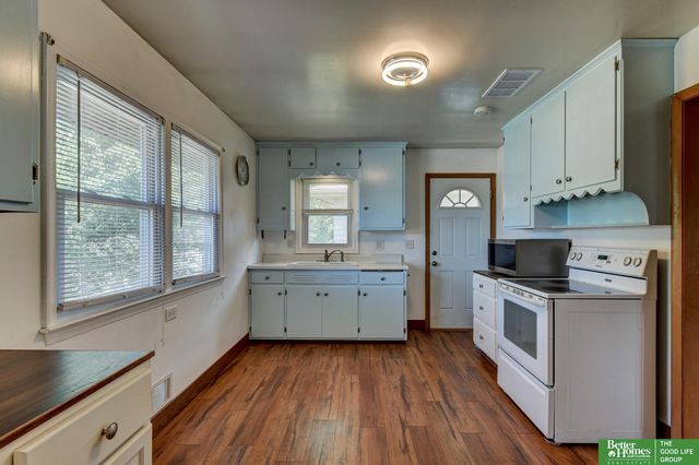 7517 Erskine Street, Omaha, NE 68134