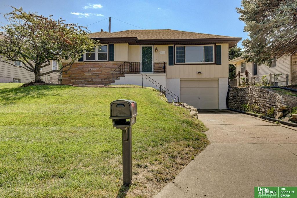 7517 Erskine Street, Omaha, NE 68134