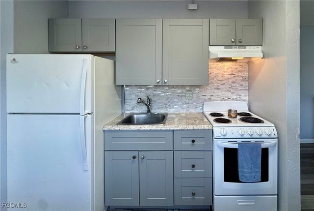 8061 Country RD 202, Fort Myers, FL 33919