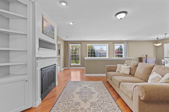 3219 E FALLCREEK LANE, Appleton, WI 54913