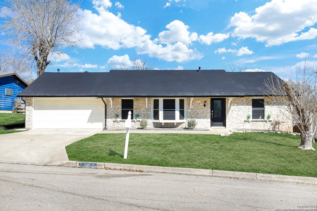 12614 MOSS HOLLOW ST, Live Oak, TX 78233