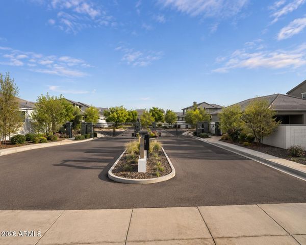 2334 E LEVI Drive, Phoenix, AZ 85040