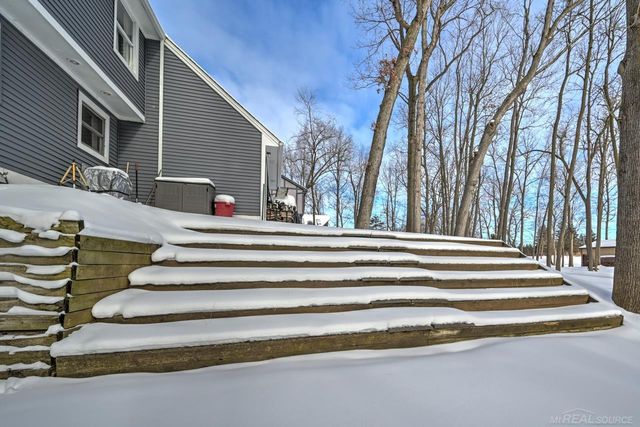 65 Woodside Lane, Oakland, MI 48360