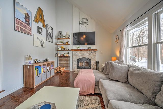 65 Woodside Lane, Oakland, MI 48360