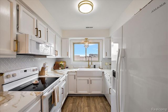 41999 King Edward Court, Clinton Township, MI 48038