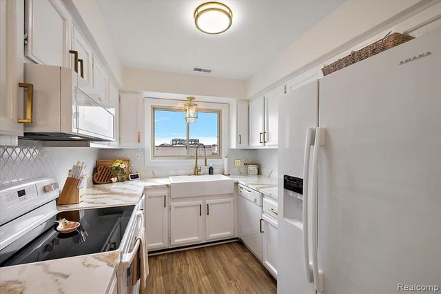 41999 King Edward Court, Clinton Township, MI 48038