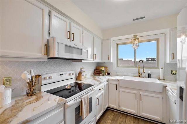 41999 King Edward Court, Clinton Township, MI 48038