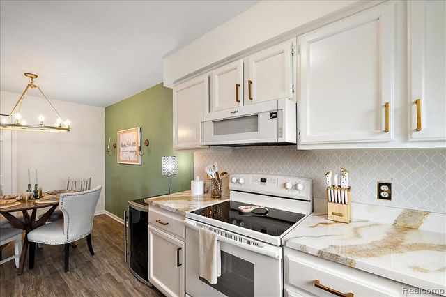 41999 King Edward Court, Clinton Township, MI 48038