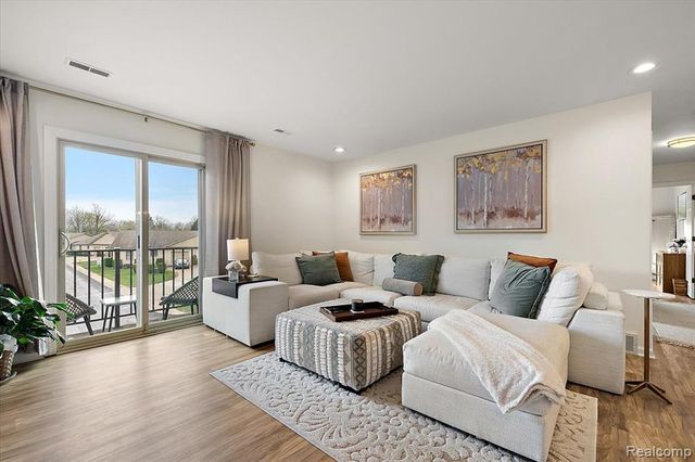 41999 King Edward Court, Clinton Township, MI 48038