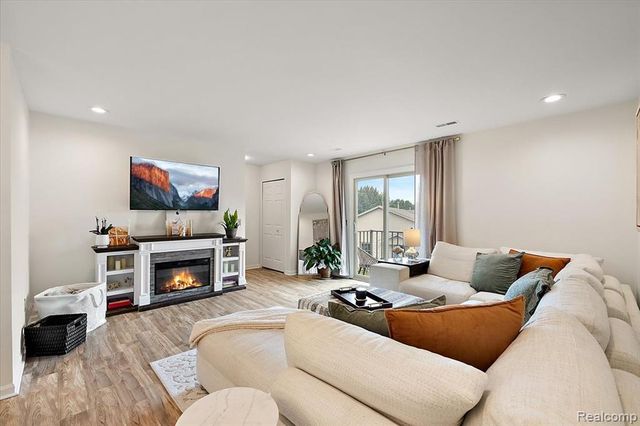 41999 King Edward Court, Clinton Township, MI 48038